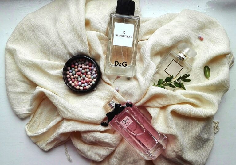 perfume, cosmetics, women-2445617.jpg